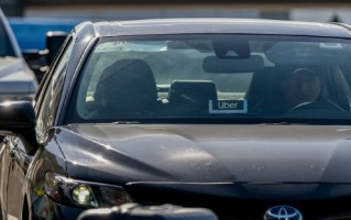 杭州美国汽油价创21个月新高，零工群体在加油站感受切肤之痛