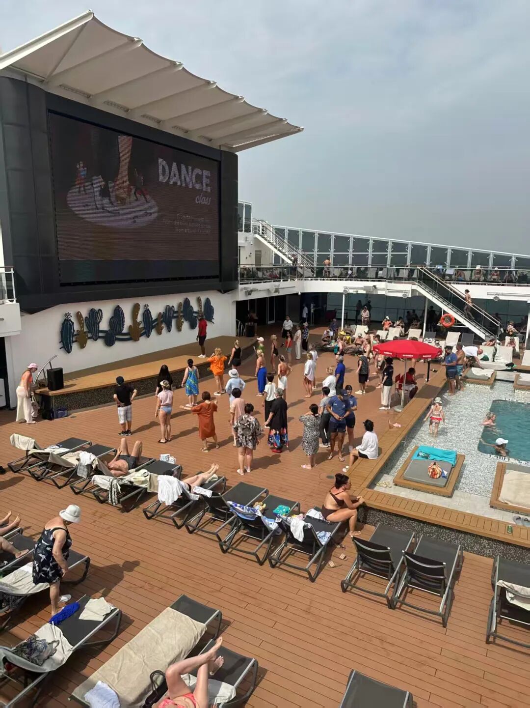 杭州滞留迪拜6天,7次航班取消,一名中国游客咬牙买下54000元机票 杭州滞留迪拜6天,7次航班取消,一名中国游客咬牙买下54000元机票