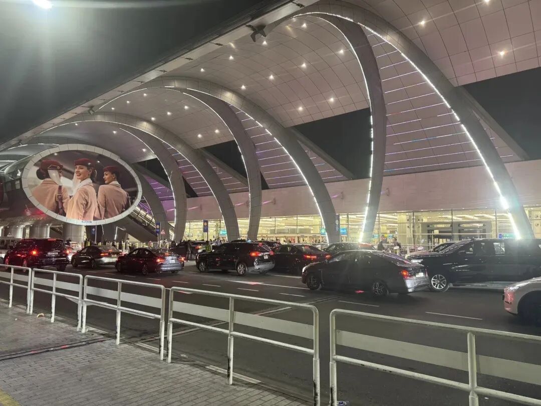 杭州滞留迪拜6天,7次航班取消,一名中国游客咬牙买下54000元机票 杭州滞留迪拜6天,7次航班取消,一名中国游客咬牙买下54000元机票