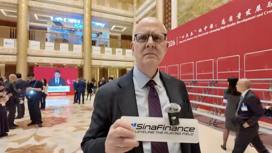 杭州欧亚集团米德伟谈中美AI路径区别：中国将AI注入生产过程与企业每个部分，美国只注重前沿模型