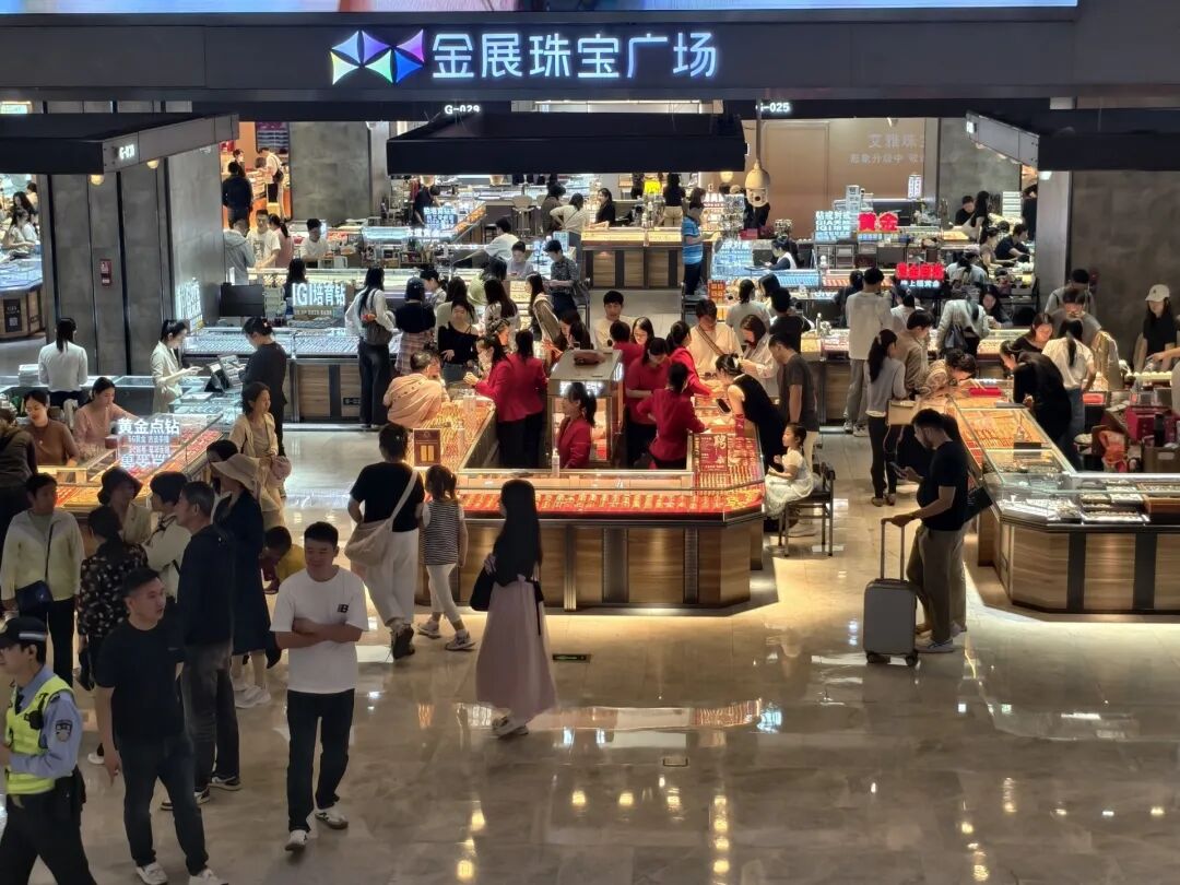 杭州金价连续大跌,深圳水贝人气回暖,投资者趁机抄底!商家:有客户一次买了2公斤 杭州金价连续大跌,深圳水贝人气回暖,投资者趁机抄底!商家:有客户一次买了2公斤