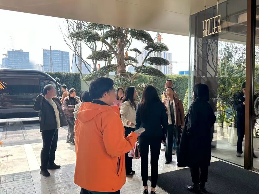 杭州上海售楼处意外一幕！不少人从迪拜赶来“打新”，看的都是5000万起步的房子：受国际局势影响想回国置业生活