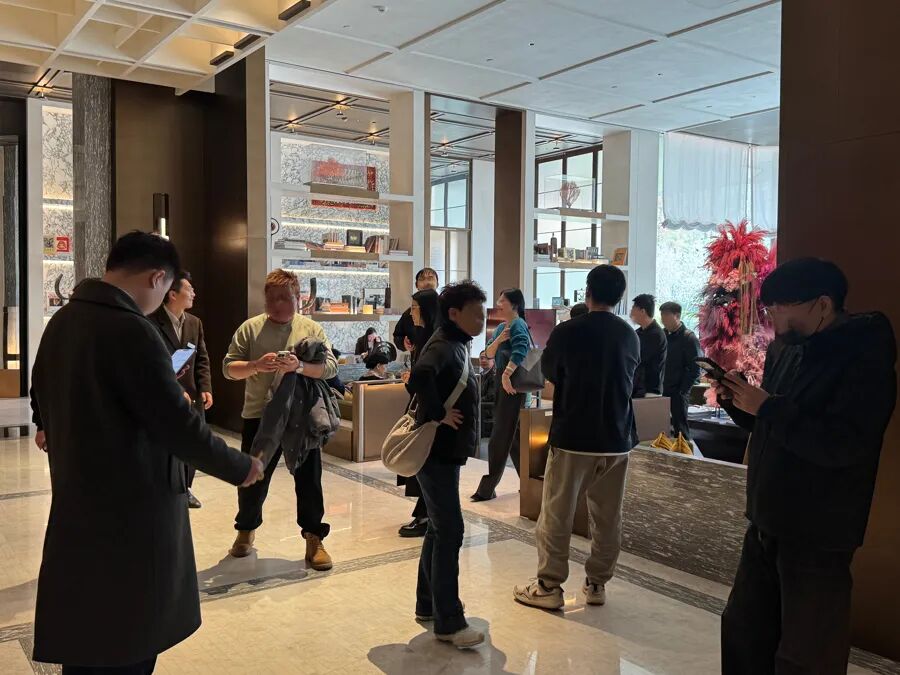 杭州上海售楼处意外一幕！不少人从迪拜赶来“打新”，看的都是5000万起步的房子：受国际局势影响想回国置业生活