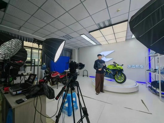 杭州被称“摩托车圈雷军”，冠军张雪的飞驰人生