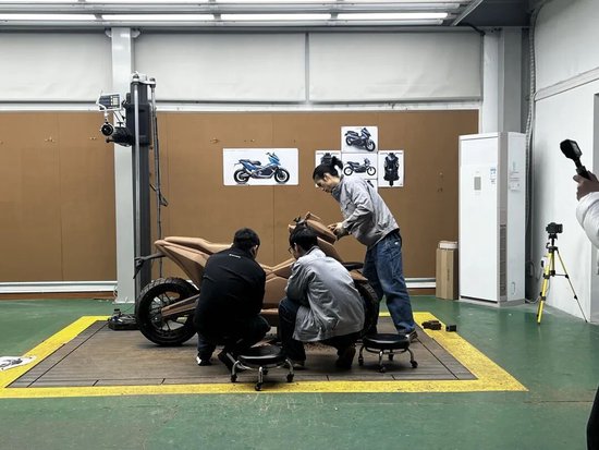 杭州被称“摩托车圈雷军”，冠军张雪的飞驰人生